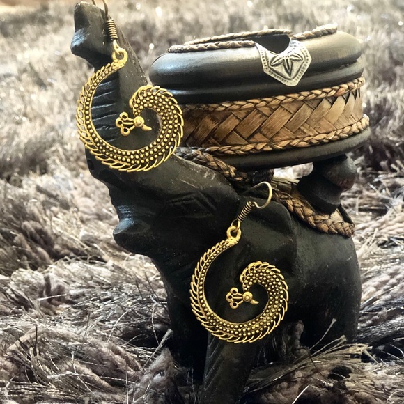 Jewelry - Dangling earrings set